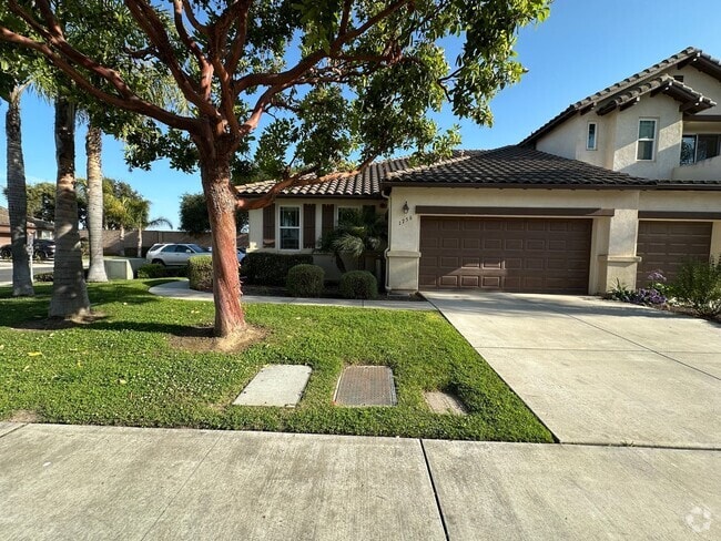 Building Photo - La Ventana Estates 3 bdrm Townhome Available