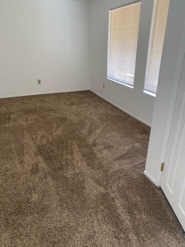 Photo - Lovely spacious home and pet friendly w/3B...