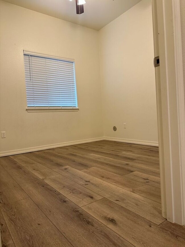 Photo - Three bedroom, two bathroom top floor unit on SE Woodstock.