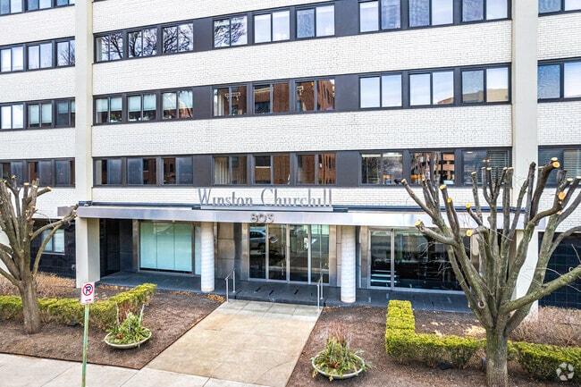 Entrada - Winston Churchill Condominiums