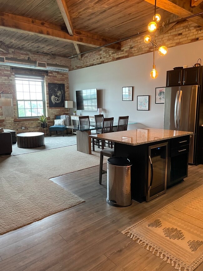 940 Monroe Ave NW Unit 550