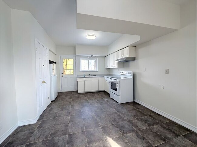 Photo - 6 Caithness St W Unit 2