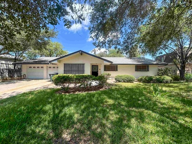 Photo - 412 Longshadow Rd