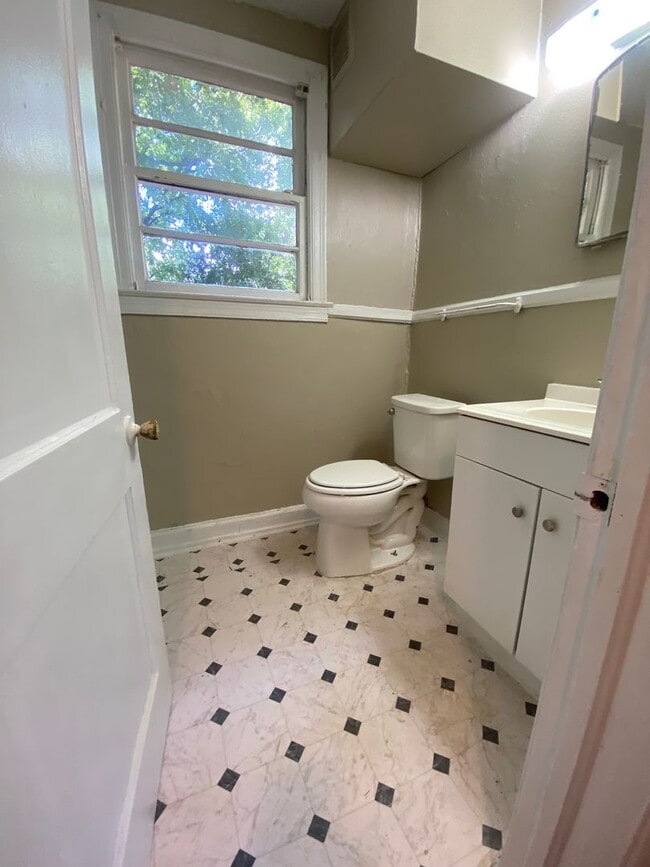 Photo - **AVAILABLE NOW**2 bedroom / 1 bathroom Ho...