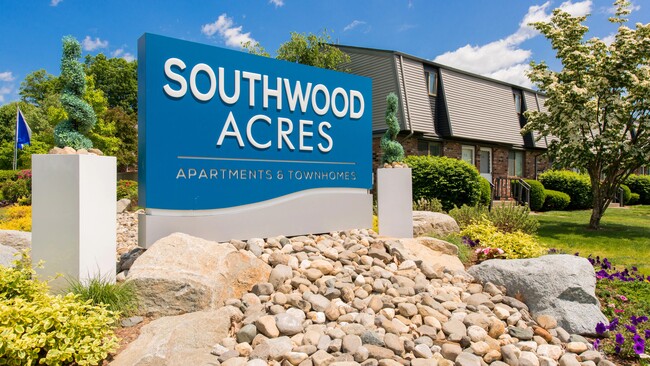 Adéntrate en el encanto atemporal de Southwood Acres, que ofrece apartamentos y casas adosadas de uno y dos dormitorios para alquilar en Westfield, Massachusetts. Tu acogedor paraíso te espera. - Southwood Acres Apartamentos