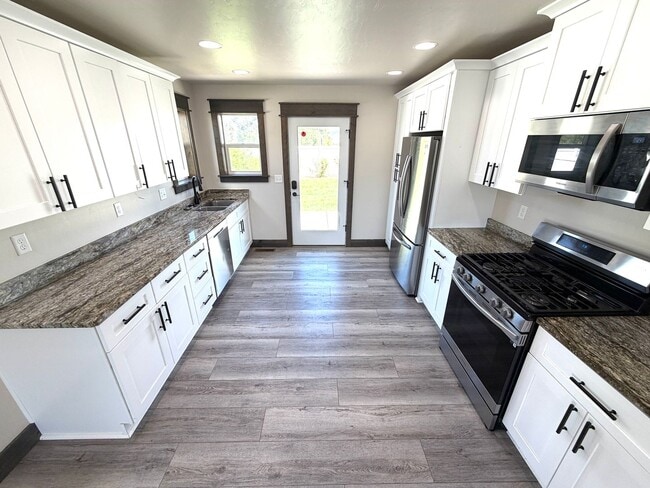 Photo - Single Level 3 Bed / 2 bath Home; Pet Friendly, Fenced back yard, Double car Garage