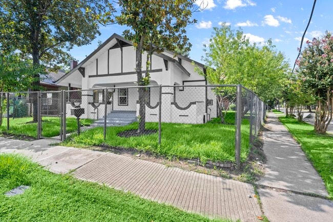 Photo - 4902 McKinney St