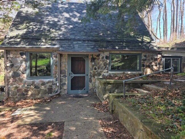 Bright Cozy One Bedroom Cottage Nestled in... - Bright Cozy One Bedroom Cottage Nestled in... House