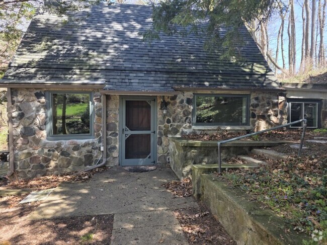 Building Photo - 2119 Highland- Rental
