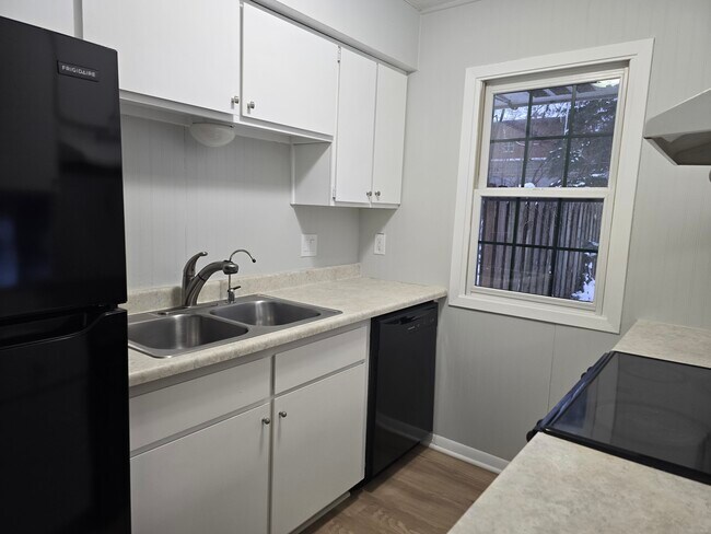 Photo - 5570 Shorewood Ln