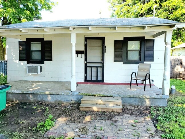 Building Photo - Cute Cottage | Burkburnett Rental