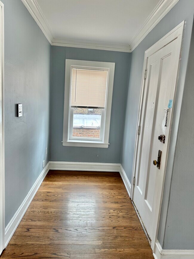 Foyer - 6327 N Oakley Ave Unit 3