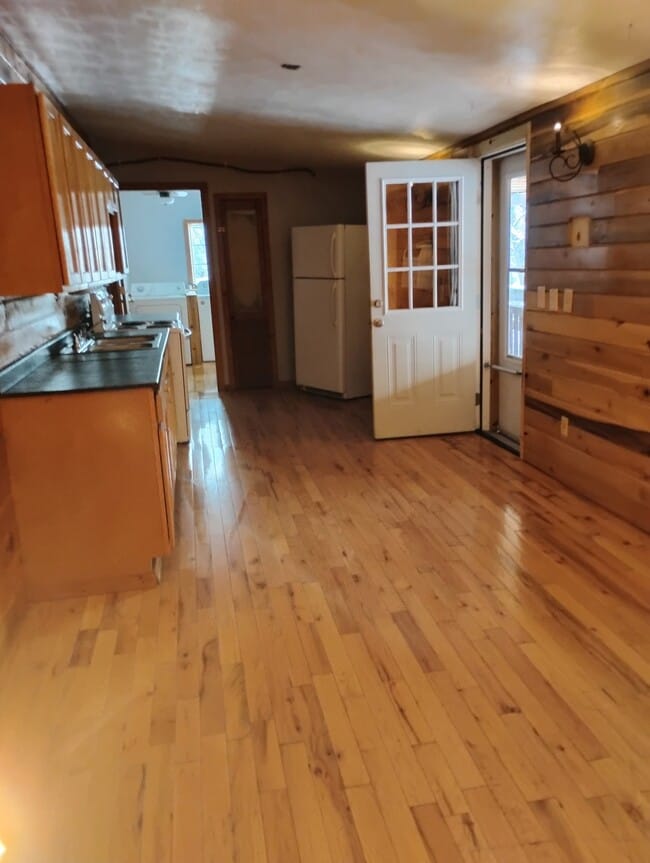 Building Photo - 1574 Armstrong Rd Unit 4