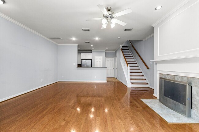 Photo - 707 W Heights Hollow Ln