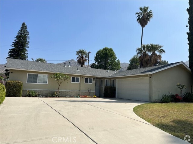 Building Photo - 235 Green Oaks Dr Rental