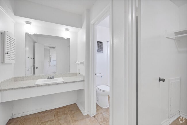 1BR, 1BA - 688SF - Bathroom