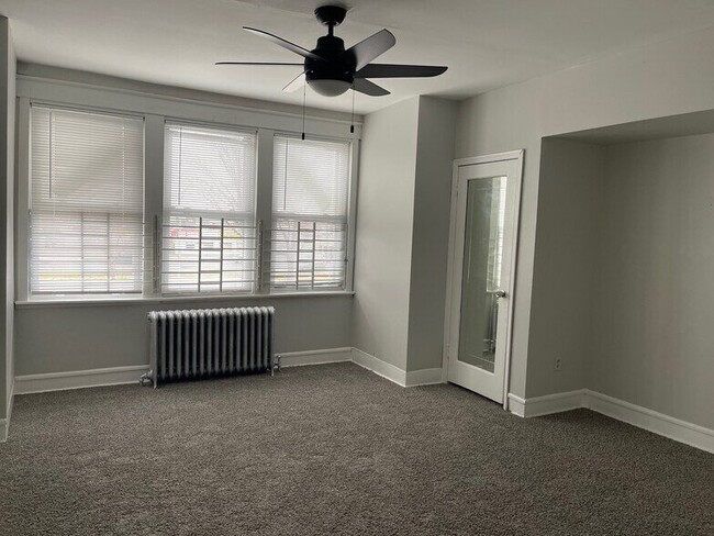Building Photo - 4123 E Roosevelt Blvd