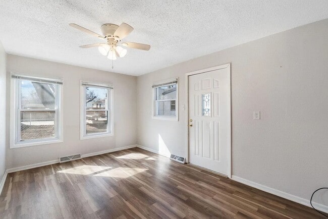 1 Bed 1 Bath House for Rent! *** 1/2 off 1... - 1 Bed 1 Bath House for Rent! *** 1/2 off 1...