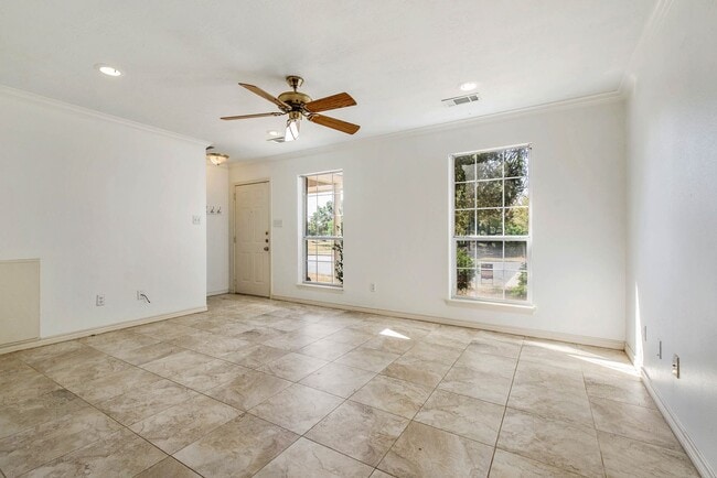 Photo - Available August 2026!  3 Bedroom 3 Bathroom Duplex with Yard Close to Campus/Bus Route!