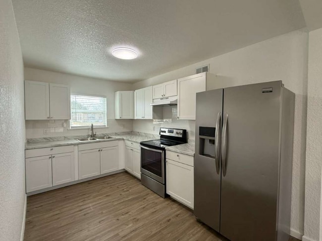 Photo - 215 Laurelwood Dr