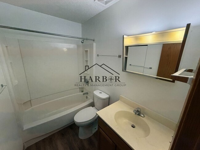 Photo - Cute and Cozy 1 Bedroom Unit 110 - 302