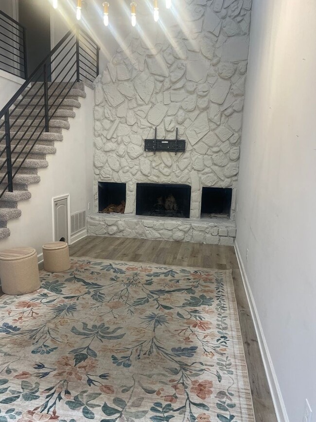 Photo - Knoxville 37918 - 2 bedroom, 2.5 bath Townhome - Contact Lisa Vineyard & Shannon Russell (865) 21...