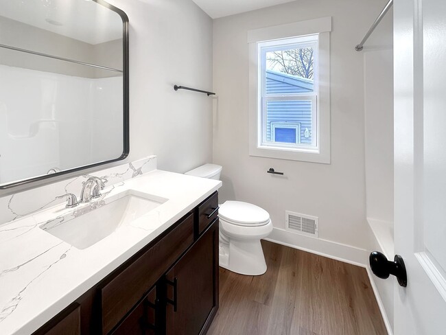 Photo - 860 Houseman Ave NE