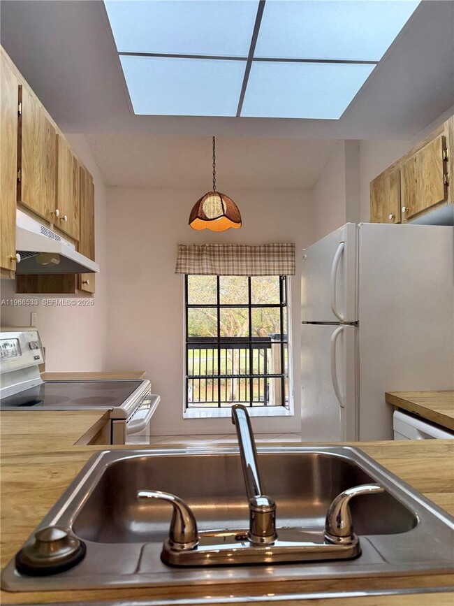 Building Photo - 1953 SW 15th St Unit 78