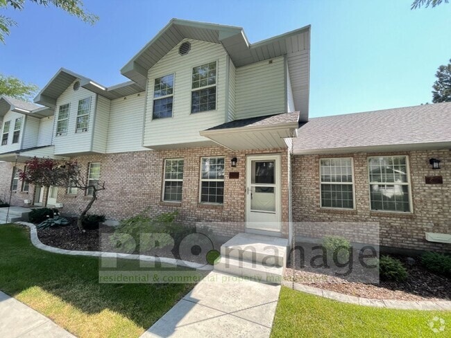 Building Photo - 3 Bed / 2.5 Bath Town Home w/ 2 Car Garage...