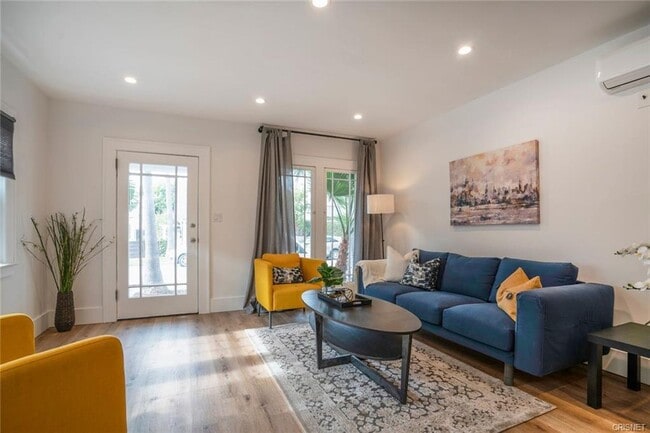 908 Victoria Ave - Living Room - 908 Victoria Ave Unit 908