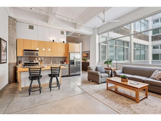 Building Photo - 700 N Washington Ave Unit 413