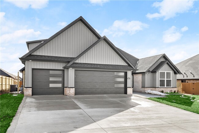 Photo - 701 Bronco St