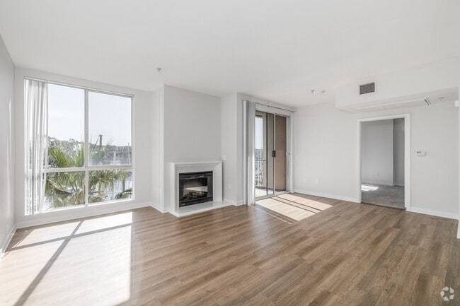 1BR, 1BA - 728SF - Living Room