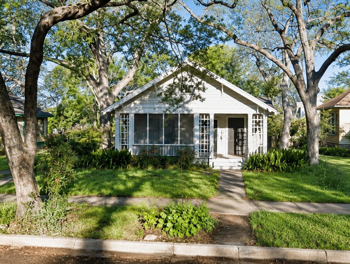 Charming 1927 Bungalow in the Heart of Hyde Park | 2 Bed | 1 Bath - Charming 1927 Bungalow in the Heart of Hyde Park | 2 Bed | 1 Bath