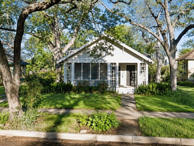 Building Photo - Charming 1927 Bungalow in the Heart of Hyde Park | 2 Bed | 1 Bath