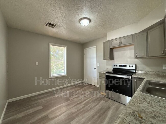 Photo - 305 E Jacobs Dr