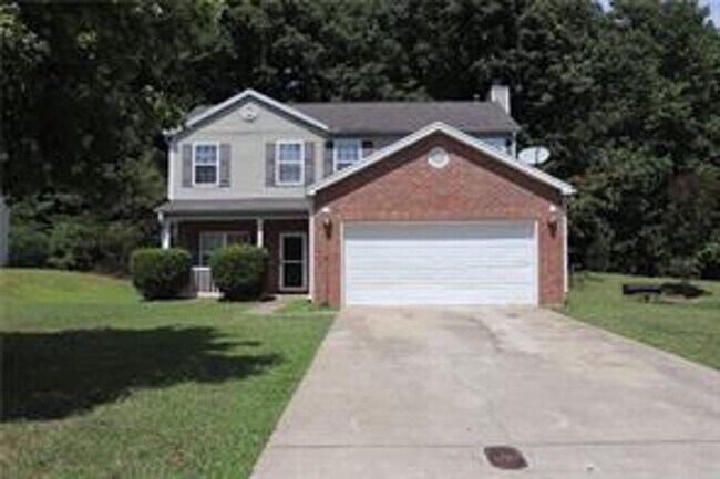 Building Photo - Traditonal style - 4 bedroom 2 Bath Home