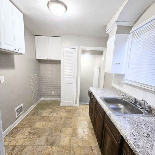 Photo - 10803 Roxbury St