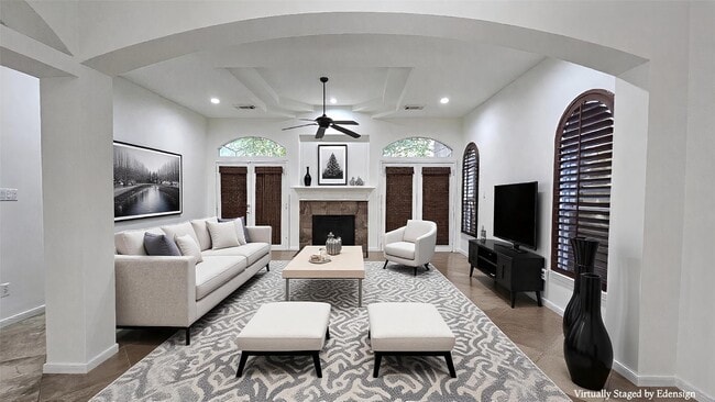 Photo - 305 Reinicke St