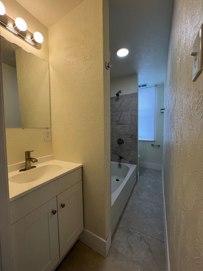 Photo - Updated 2 Bedroom apartment Unidad 336 1/2 E 12th Ave - 2nd FL Rear