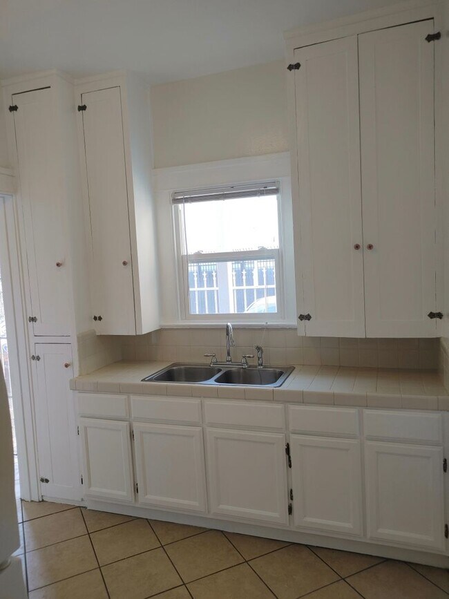 135 W 5th St Unit A