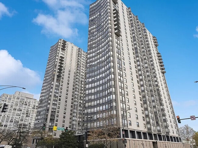 Building Photo - 5701 N Sheridan Rd Unit 28G Rental