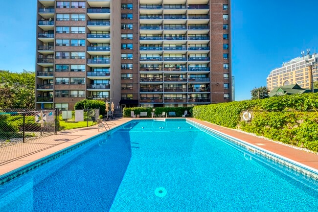 Building Photo - Queen