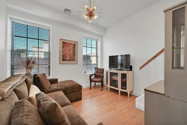 Building Photo - 1015 Grand St Unit 5D