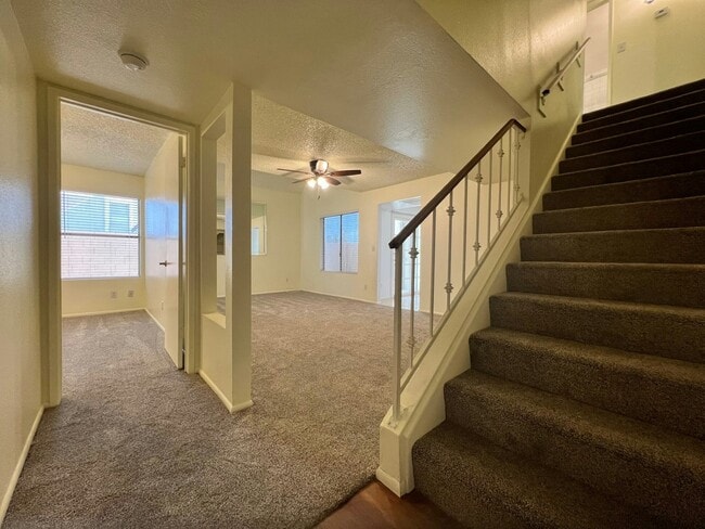 Building Photo - 924 E Diamond Dr