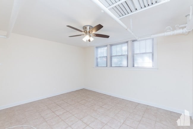 Building Photo - 4951 N Oakley Ave Unit 3