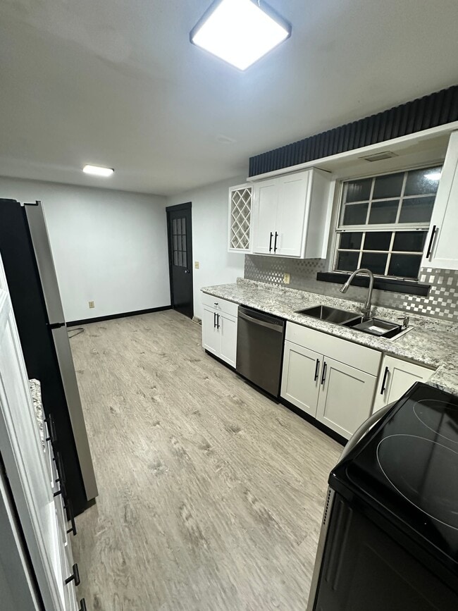 Photo - 1752 Woodlawn Ave NW