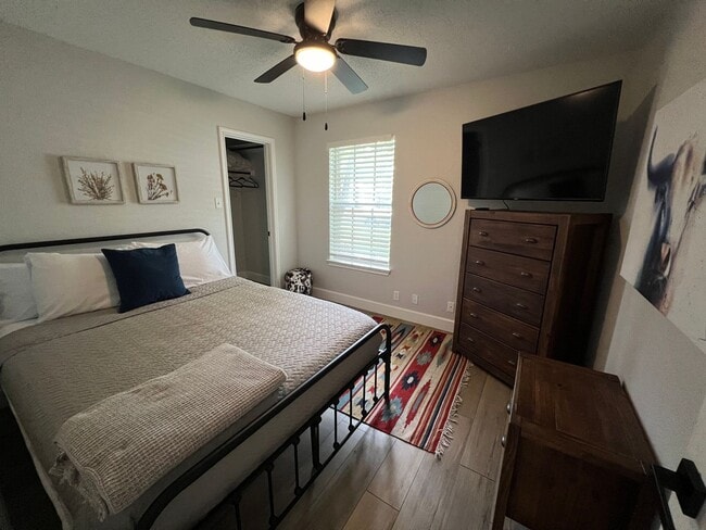 Photo - PRELEASING FOR MID JANUARY! 3 bedroom off of 183!
