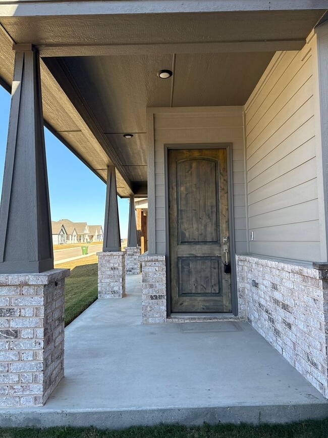 Photo - 3/2/2 MOVE IN SPECIALS -Great Location -