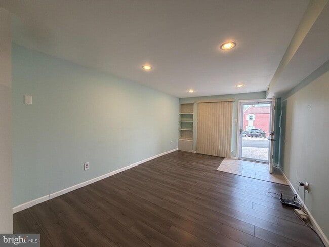 Photo - 606 Hazell Ln